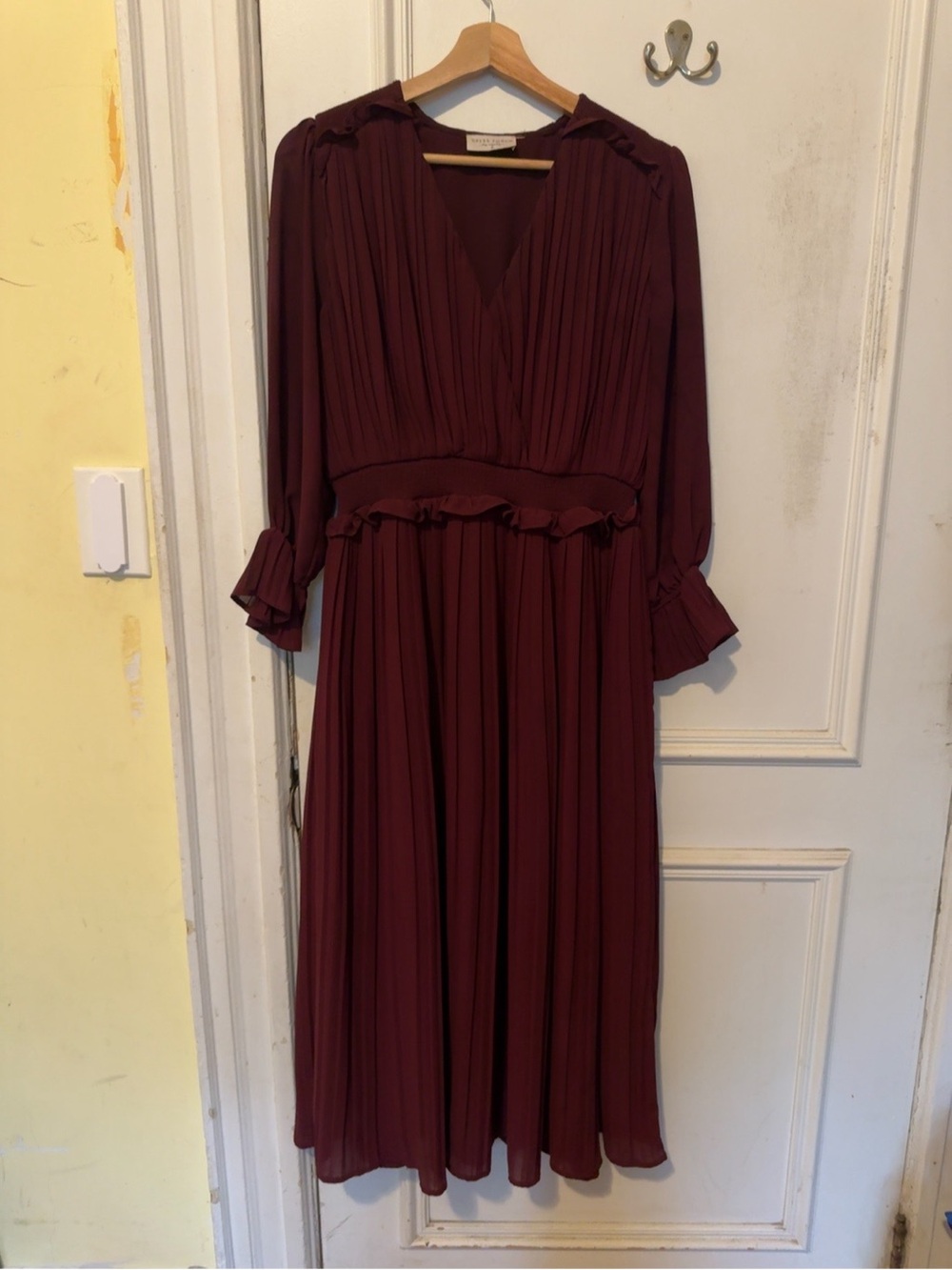 Dress Forum - Elegant Long Sleeve V-Neck Maxi Dress in Burgundy - Picture 4 of 8